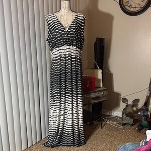 Studio West Black and White Patterned V-Neck Maxi Dress
